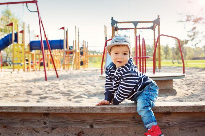 Žaisdami vieni vaikai išmoksta išlaikyti dėmesį, auga savarankiški. Jeigu nelakstysite ir netūpčiosite aplink, greitai įsitikinsite, kad mažyliui pačiam patinka įveikti tam tikrus iššūkius, pavyzdžiui, pačiam ką nors pasiimti, pastatyti ir pan.