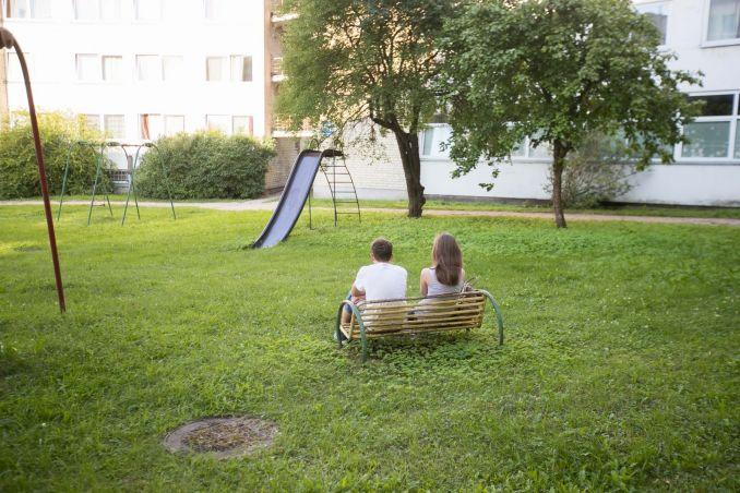 Kai gimsta kūdikis, moteris kuriam laikui nusigręžia nuo vyro ir atsigręžia į kūdikį ir tokiai porai tai didelis pokytis. Bet jei pora kūrėsi sutardama, kad labai svarbus yra bendras tikslas, panašios vertybės, požiūris į pasaulį, o ne tik žiūrėti vienam į kitą, tuomet kūdikio gimimas dovanoja šeimai naujų spalvų ir tik praplečia žiūrėjimo kryptį, pora nesijaučia vienas nuo kito nusisukę.